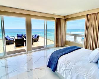 5 BR with Stunning Ocean Views with Fire Ring, Walk to Restaurants - Oceanside - Bedroom