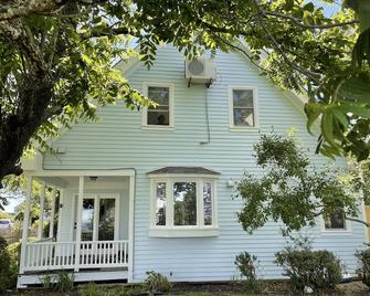 In Town Hideaway For A Block Island Getaway!!! - Block Island - Building