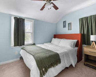 Luxe Aura Residence in Buffalo, Game Room, Safe Neighborhood, Centrally Located - Kenmore - Bedroom
