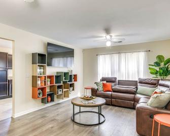 Modern Gem: 18 Mi to Downtown Columbia! - Elgin - Living room