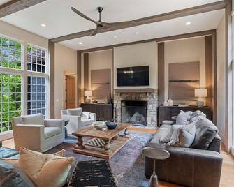 Live the Lake Life - Paddle, Play, Relax: The perfect Lakefront Getaway! - Arley - Living room