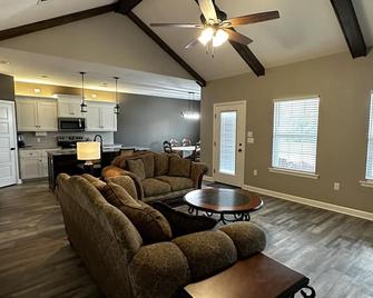 Round Mountain Get Away! - Conway - Living room