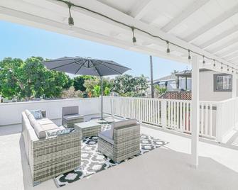 Remodeled Modern House Steps To Beach 2 Car Garage - Seal Beach - Balcony
