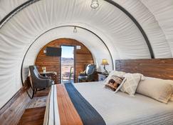 Unforgettable Western Wagon #35 w/ 1 King Bed, Gas Fire Pit and Gas BBQ Grill - Virgin - Κρεβατοκάμαρα