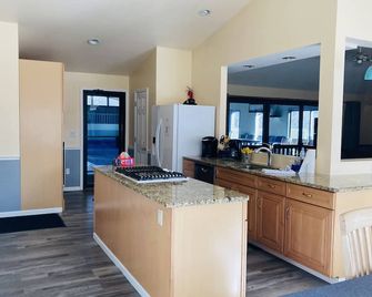  Hoops & Hearth, Indoor Pool Near Notre Dame - Mishawaka - Kitchen