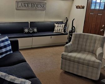Lakeside Vacation Rental Inside Gates of Lakeside Ohio - Marblehead - Sala de estar