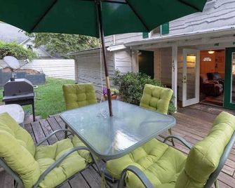 Downtown, dog-friendly, Dillsboro home w/ fireplace - front porch & back deck - Dillsboro - Binnenhof