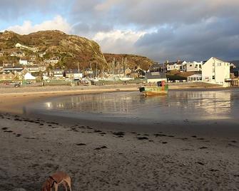Family friendly 1711 stone built cottage in town centre - Barmouth