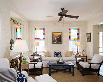 Stunning! Vacation Rentals Ocean Grove & Vacation Rentals Asbury Park - Ocean Grove - Living room