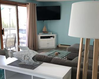Year round beach house 5 minute walk to beach with all the comforts of home. - York - Pokój dzienny