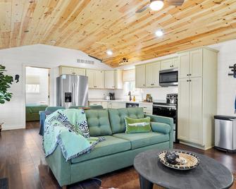 Block of 4 Lodges at Eden Reserve - For Groups - Williamstown - Olohuone
