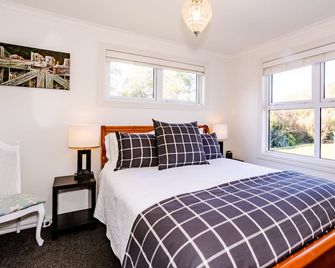 Luxury Accomodation on 26Rows Vineyard. - Martinborough - Bedroom