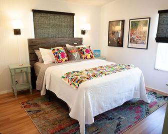 The Lavender cottage in Ft. Davis, Tx., great views & one block from Main Street - Fort Davis - Ložnice