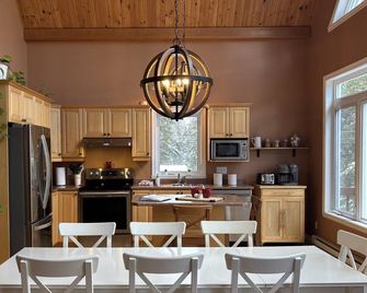 Magnifique Chalet En Bord De Rivière - Saint-Alexis-des-Monts - Dining room