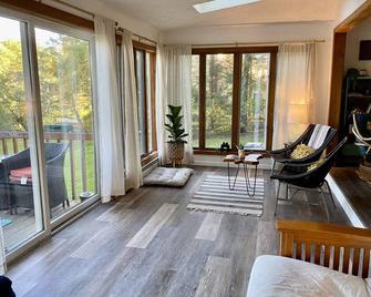 Magical Waterfront Cottage! Pet friendly! - Ashford - Sala de estar