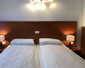 Hotel Mirabell - Erlangen - Bedroom