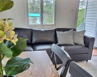 Chic Shack with spa - near Massif Charlevoix & MSA - Saint-Tite-des-Caps - Sala de estar