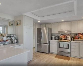 Seattle Sound Views/ Hot Tub/ Sleeps 10 - Port Orchard - Кухня