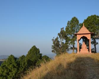 Charekh Food & Forest Resort - Kotdwāra - Balcón