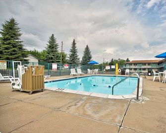 Americas Best Value Inn & Suites Helena - Helena - Piscina