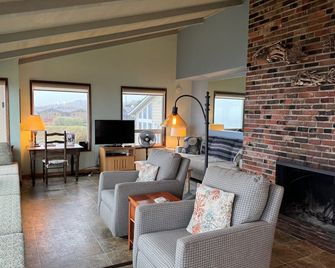 New Listing! Fantasea! Enjoy Dramatic Crashing Waves, Fireplace, Dog Friendly! - Yachats - Sala de estar