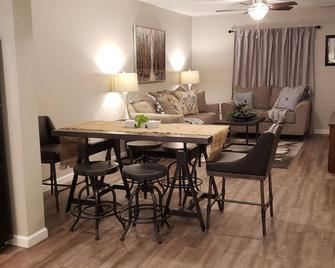 3 bd/1.5 bth townhome Mins from Dwntwn & Fairgrounds. Private Fenced Back Patio - Grand Island - Dining room