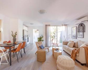 Tranquility - Townhouse close to South Fremantle - South Fremantle - Living room