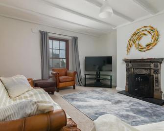 4 Shore Road - a holiday cottage that sleeps 6 guests in 4 bedrooms - Peel - Living room