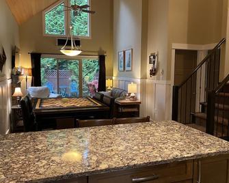 Pet Friendly 2 bedroom plus loft, in Parksville's beautiful resort area - Parksville