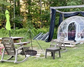 Comfydome Forest-Side Glamping - Jefferson - Patio