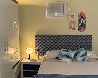 Tres quartos, ar e cama de casal - Cabo Frío - Habitación