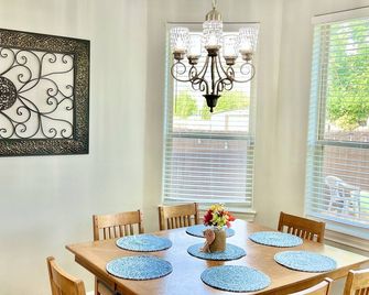 La Casita cozy 3 bedroom 2.5 bath with BBQ pit! - McAllen - Dining room