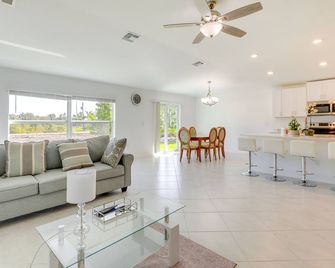 Bright Port Charlotte Home - 2 Mi to Beach! - Port Charlotte - Living room