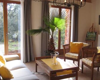 Perfect With Children And Dogs: Meticulously Renovated 4 Stars Chalet - Lorgues - Living room