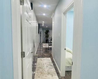 Your Dyker Heights - Escape Quiet & Beautiful Stay in Brooklyn - Brooklyn - Hallway