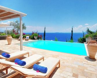 Group of 3 Independent Villas with access to Sea & a Private Infinity Pool each - Korfu - Pool