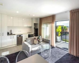 Orewa Beachcomber - Orewa - Living room