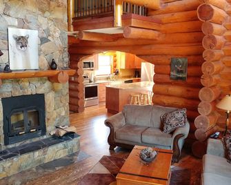 Mountainside Log Chalet at Fernie Alpine Resort - Fernie - Salon