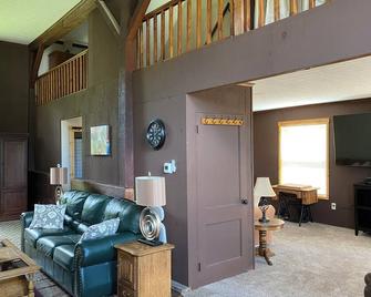 Newly Renovated Barn in Bellevue - Close to Sandusky and Lake Erie activities! - Bellevue - Living room