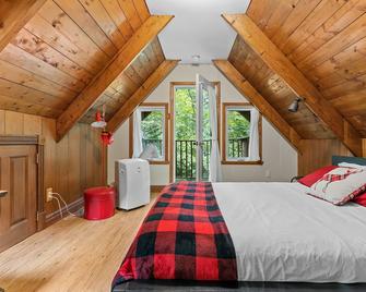 Vintage Chalet Chalet w/fireplace, 2 mins from SKI hill - Jeffersonville - Bedroom