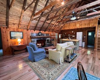 Charming, quiet 3-BR cottage; private access to cove and forest trails - Phippsburg - Living room