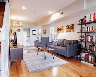 Family-friendly Home for travelers Near subway - واشنطن د.ك. - غرفة معيشة