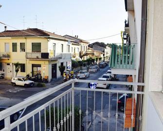 Appartamento Marco Polo - Viareggio - Balcón