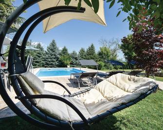 Two-Bedroom Holiday Home In Sinj - Sinj - Piscina