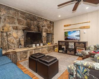 Cub House | 5 Minutes to Skiing, Boating, Dining - McHenry - Sala de estar