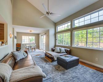 13 Mi to Dtwn Denver Arvada Townhome with Deck - Arvada - Living room