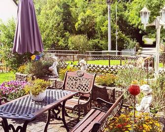 4-bett-ferienwohnung Tal - Ferienwohnung u. Pension Maria Schmitz - Monreal - Innenhof