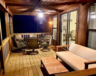 Cabin house on a quiet cove, Lake of the Ozarks near Warsaw Spoonbill Paddlefish - Warsaw - Balcony