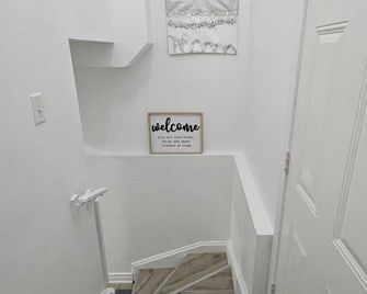 Charming 2-bedroom house with AC, WiFi in Pleasant Ajax - Ajax - Schodiště