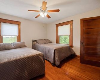 This Ole farmhouse - Otterbein - Habitación